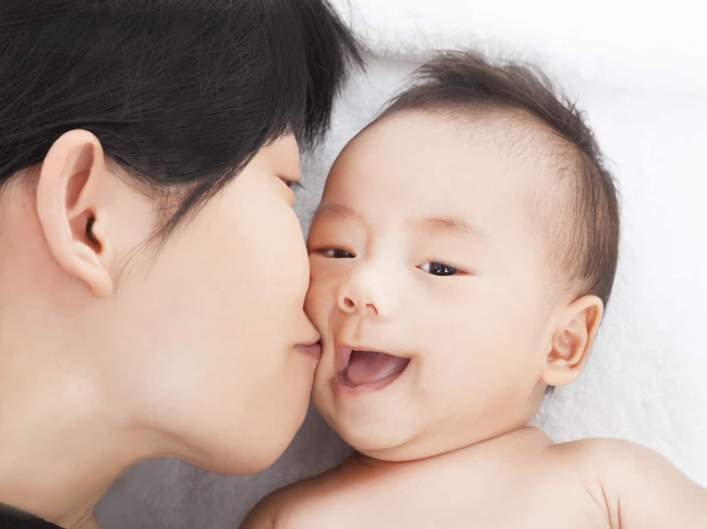 Поцелуй от мамы. Фото счастливой мамы и дочери азиатов. Недетский поцелуй mother. М дочь азиатку. Папа дочку азиатку